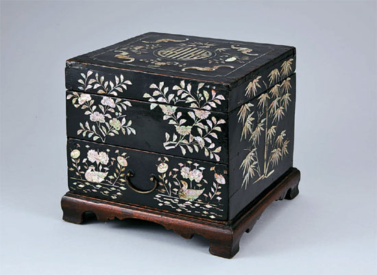 Landscape paintings are hidden in the pattern of lacquerware.